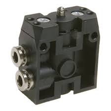 PNEUMAX 104.22.0.1.LC : PNEUMAX Mechanically actuated pneumatic valve, Push-in connector 4mm air ports, Stem actuated valve, Spring return, 2/2, Lateral connections, Normally closed